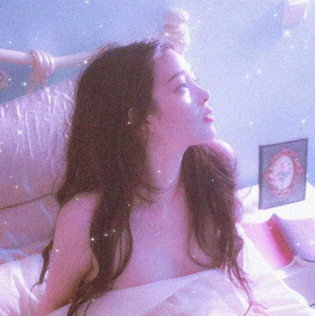 随盲柳入眠的女人